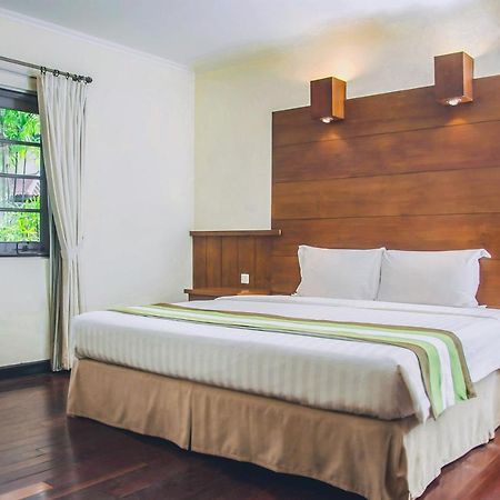 Whiz Prime Hotel Darmo Harapan Surabaya Exterior foto