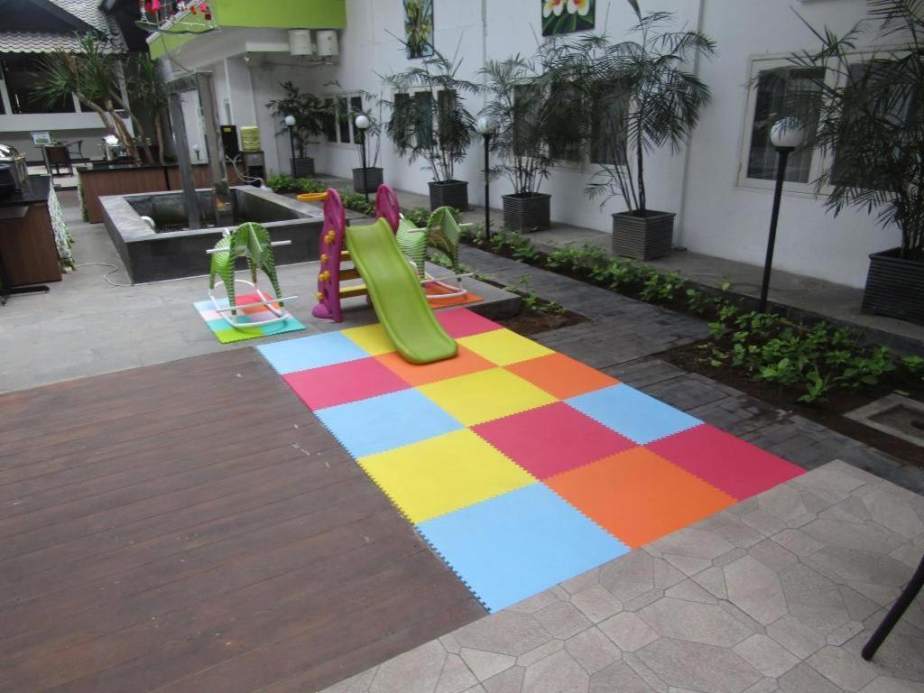Whiz Prime Hotel Darmo Harapan Surabaya Exterior foto