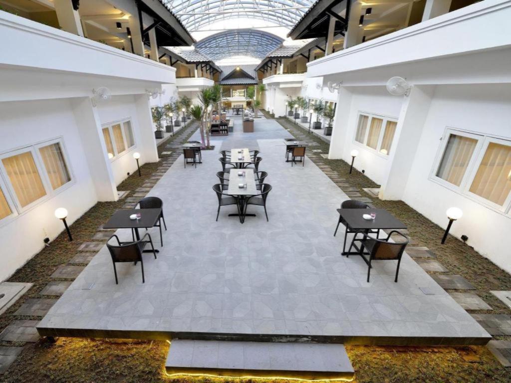 Whiz Prime Hotel Darmo Harapan Surabaya Exterior foto