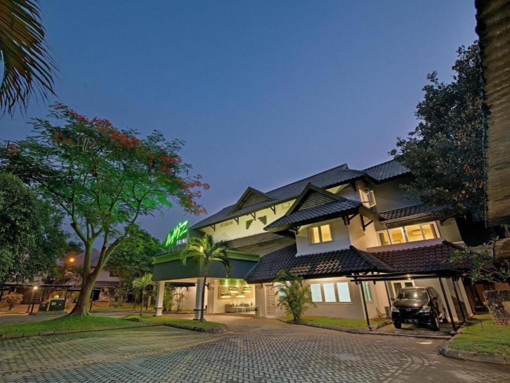 Whiz Prime Hotel Darmo Harapan Surabaya Exterior foto