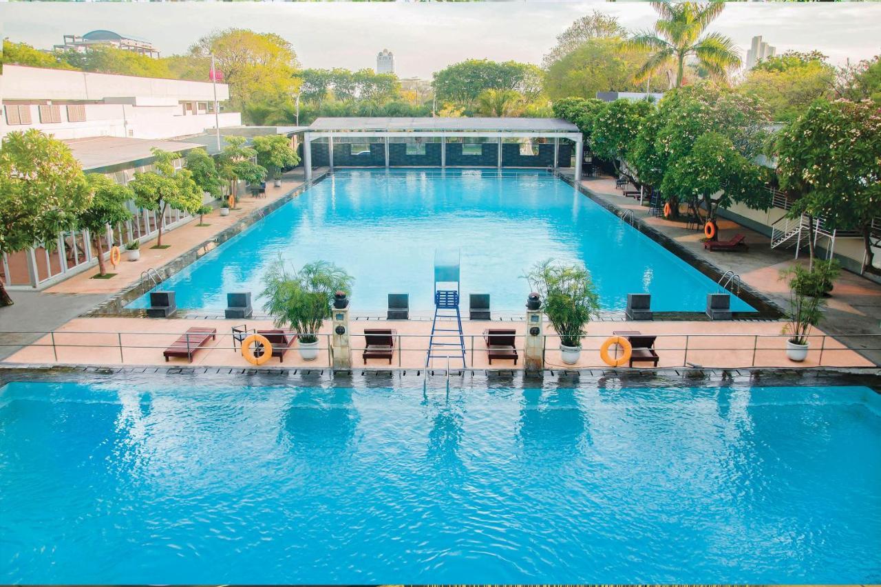 Whiz Prime Hotel Darmo Harapan Surabaya Exterior foto
