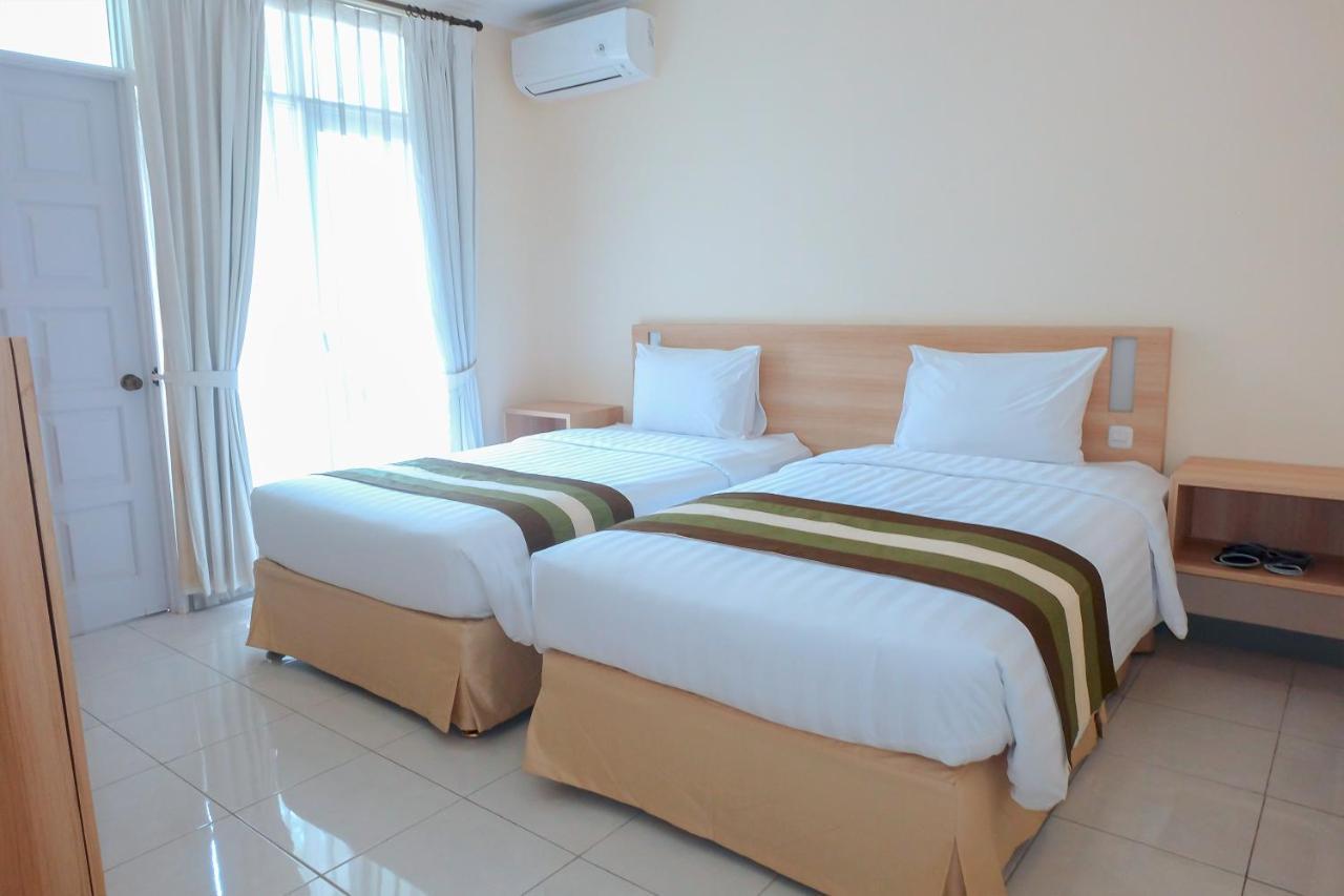 Whiz Prime Hotel Darmo Harapan Surabaya Exterior foto
